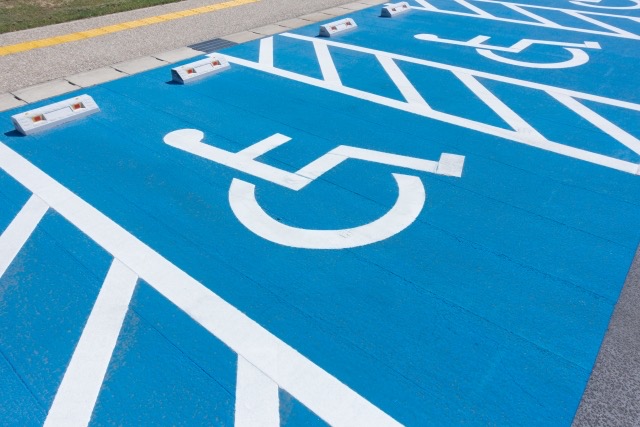 障害者用の駐車スペースの画像