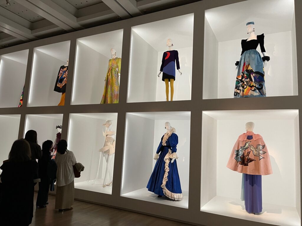 国立新美術館で開催の「イヴ・サンローラン展・時を超えるスタイル」の会場内で撮影した展示物の画像